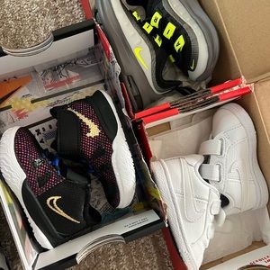 2C baby Nike shoes
Perfect condition 
White ones worn once
Others never worn
